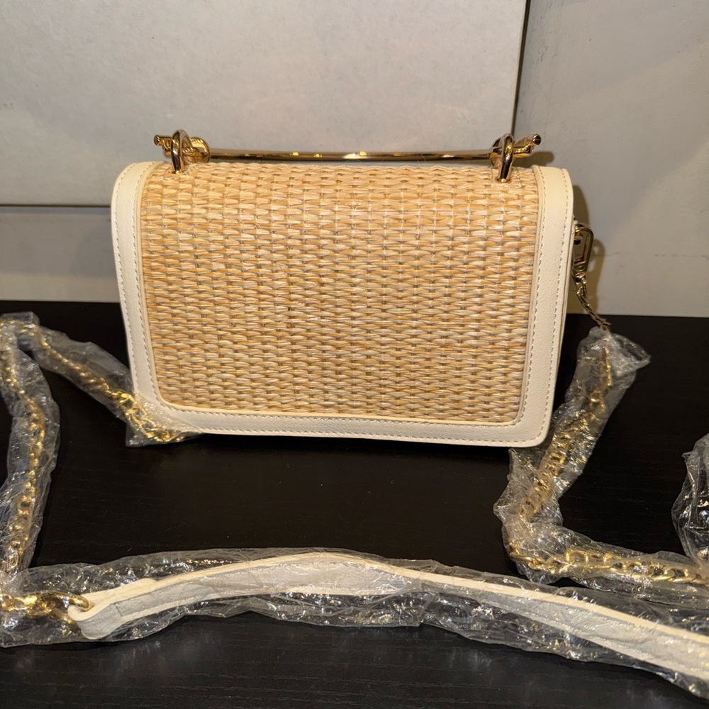 Elegant Tan and White Woven Handbag - Picture 3 of 5
